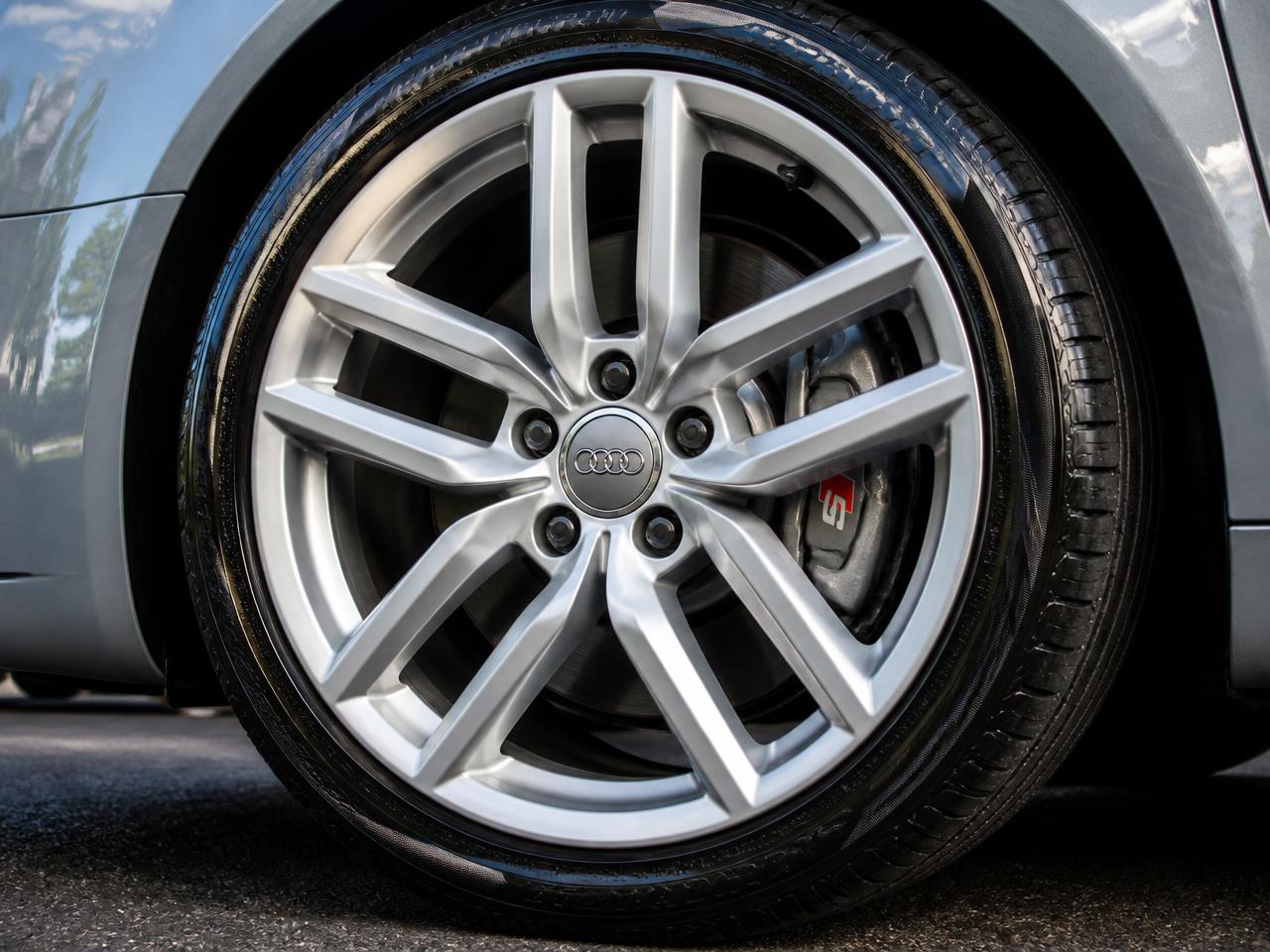 Polished alloy wheel